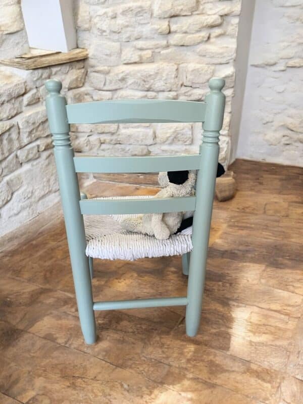 Chaise enfant en bois et paille relookée en vert amande et blanche – Image 3
