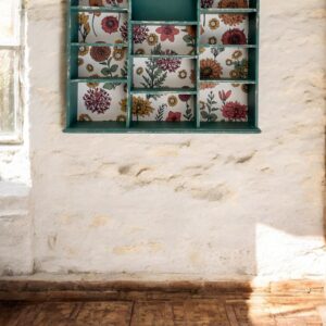 Etagère murale verte et papier fleuri
