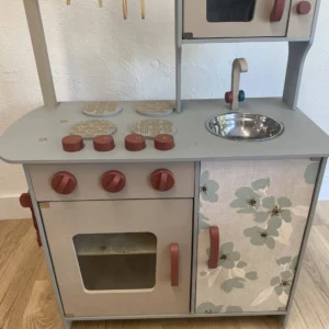 Cuisine en bois pour enfant, vue d'ensemble