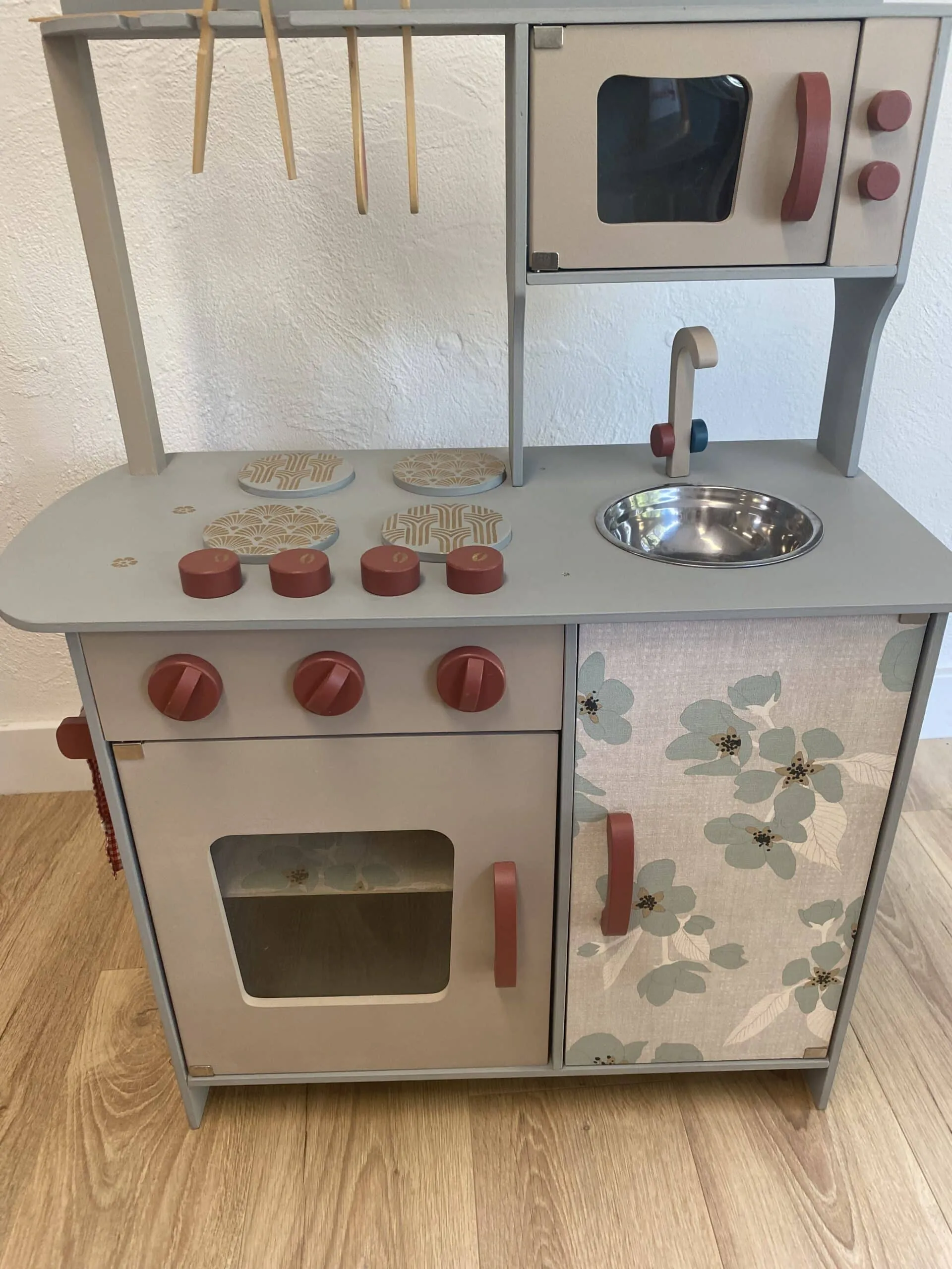 Cuisine en bois pour enfant, vue d'ensemble