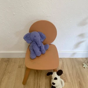 Chaise enfant terracotta, motifs floraux dorés au pochoir - By Léo