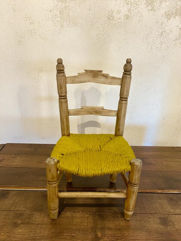 Chaise en bois et paille relookée en jaune