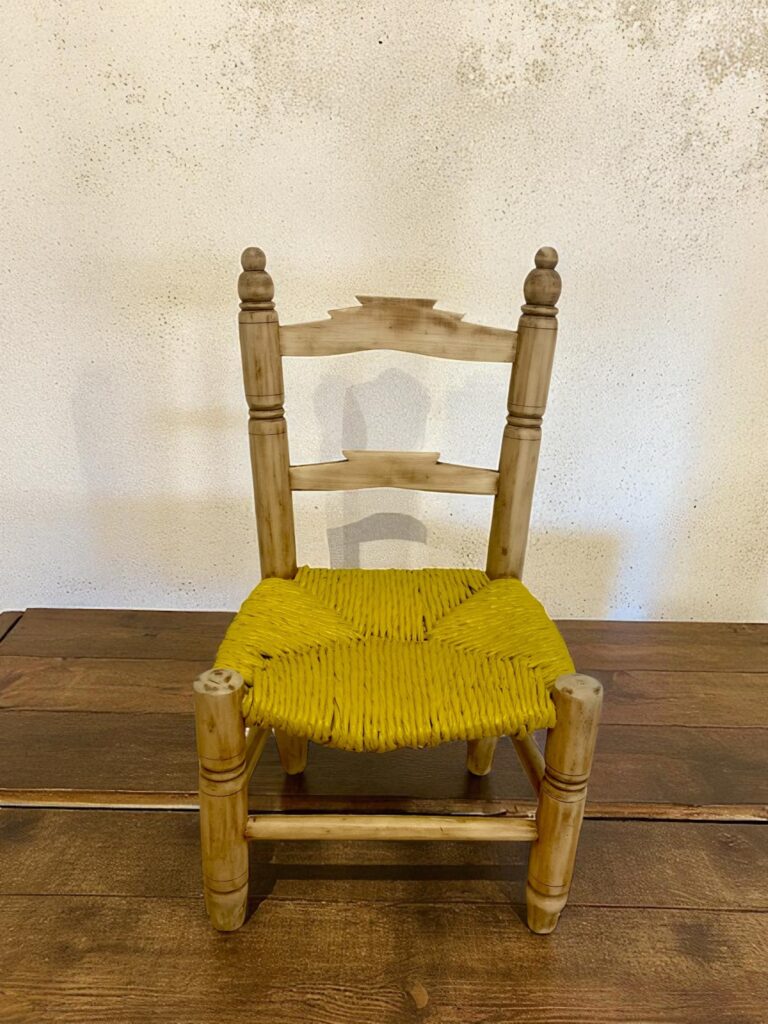 Chaise en bois et paille relookée en jaune