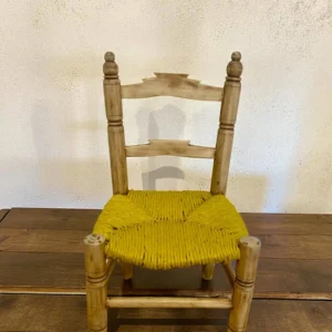 Chaise enfant en bois et paille relookée, vue d'ensemble