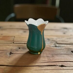 Petit vase décoratif vert évasé et doré
