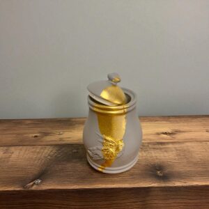 Pot décoratif gris et doré avec moulure oiseau et couvercle