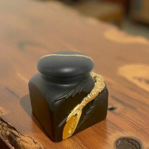 Petit pot décoratif noir et doré avec moulures oiseaux