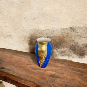 Vase relooké bleu électrique et doré
