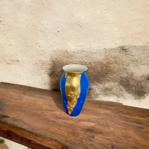 Vase relooké bleu électrique et doré