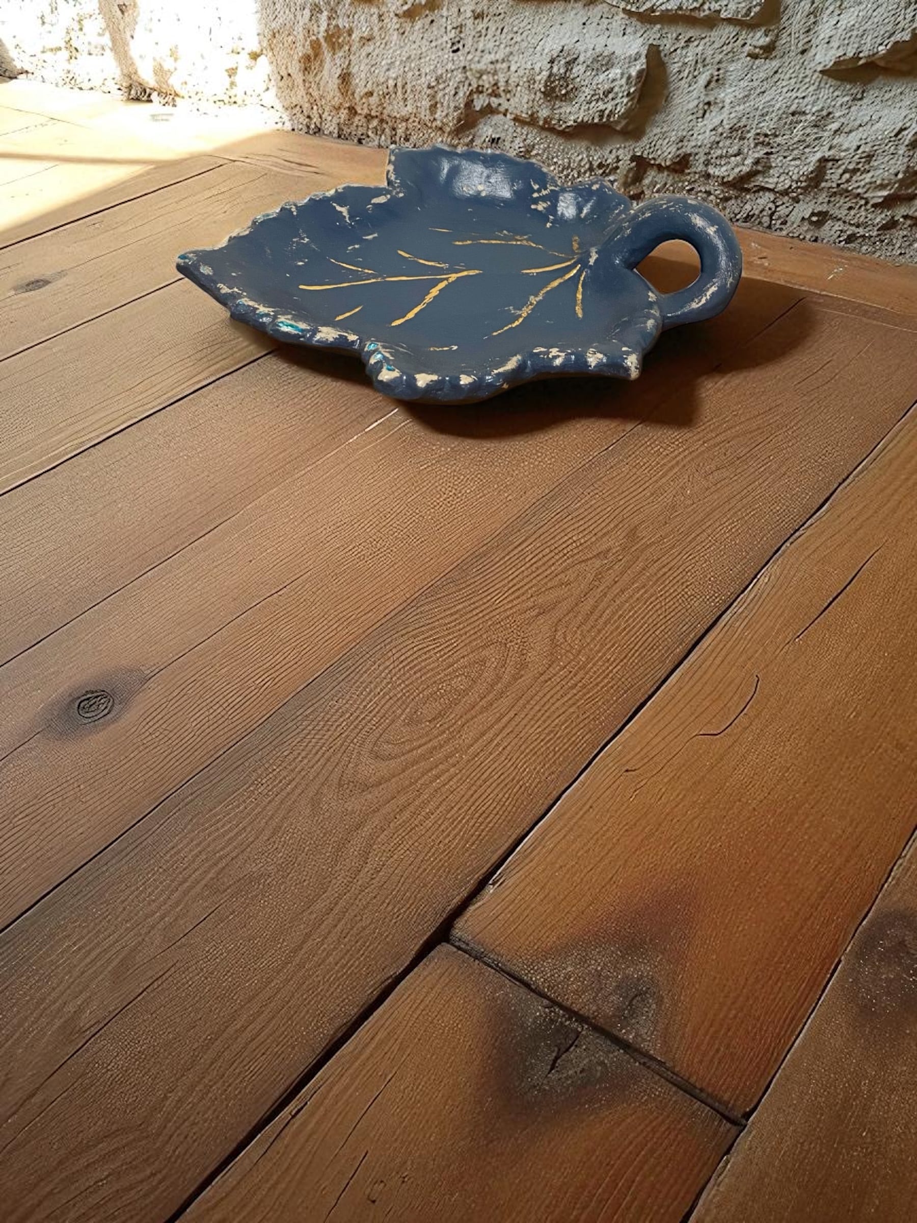 Plat décoratif bleu vieilli et doré – Image 2