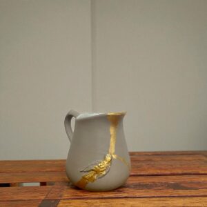 Pichet décoratif beige et doré avec moulure oiseaux