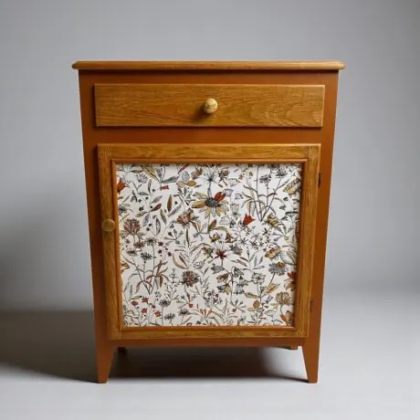 Petit meuble relooké terracotta et bois brut, vue d'ensemble