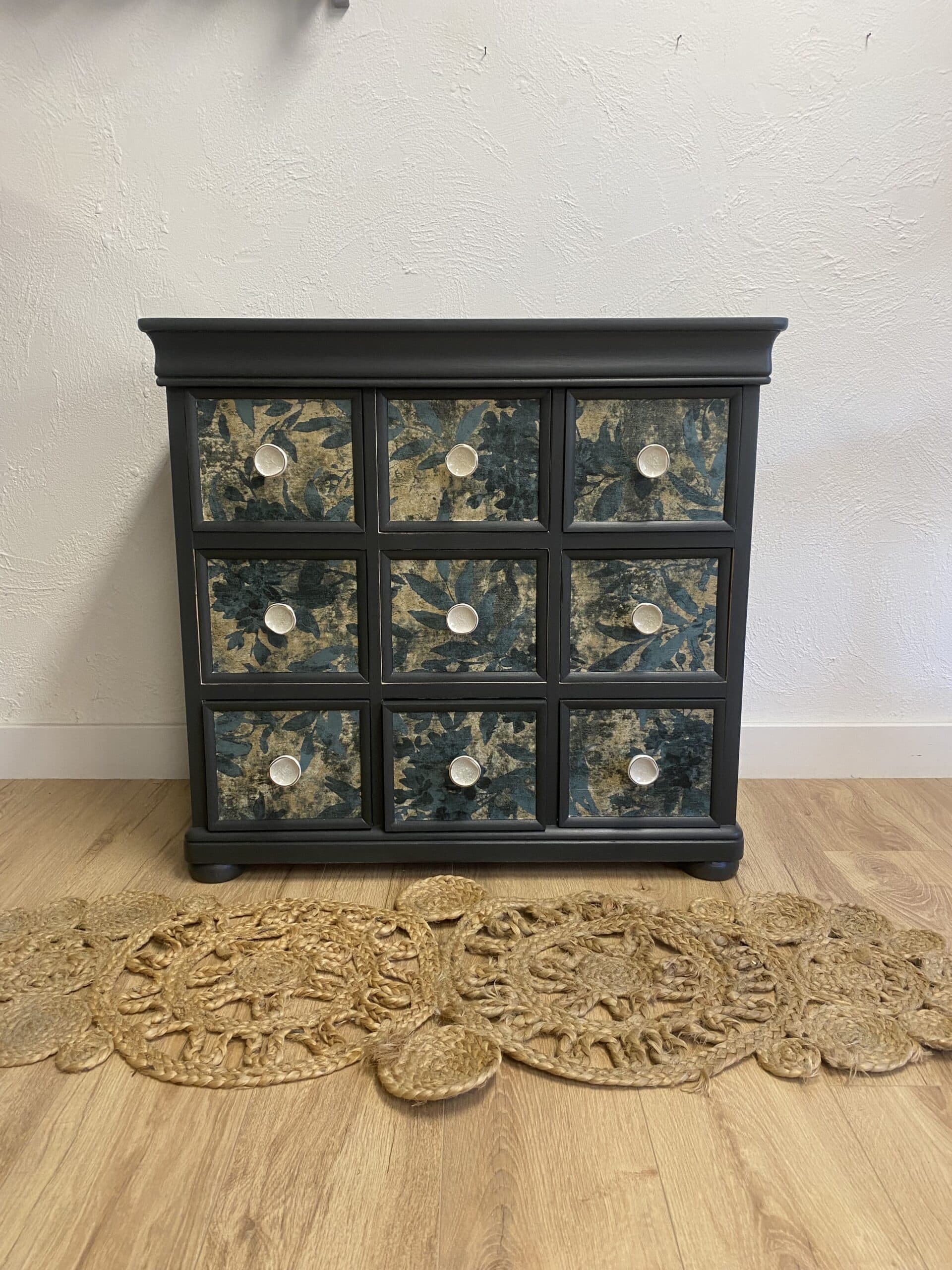 Commode relookée à 9 tiroirs – Vert très foncé et motif végétal en relief – Image 7