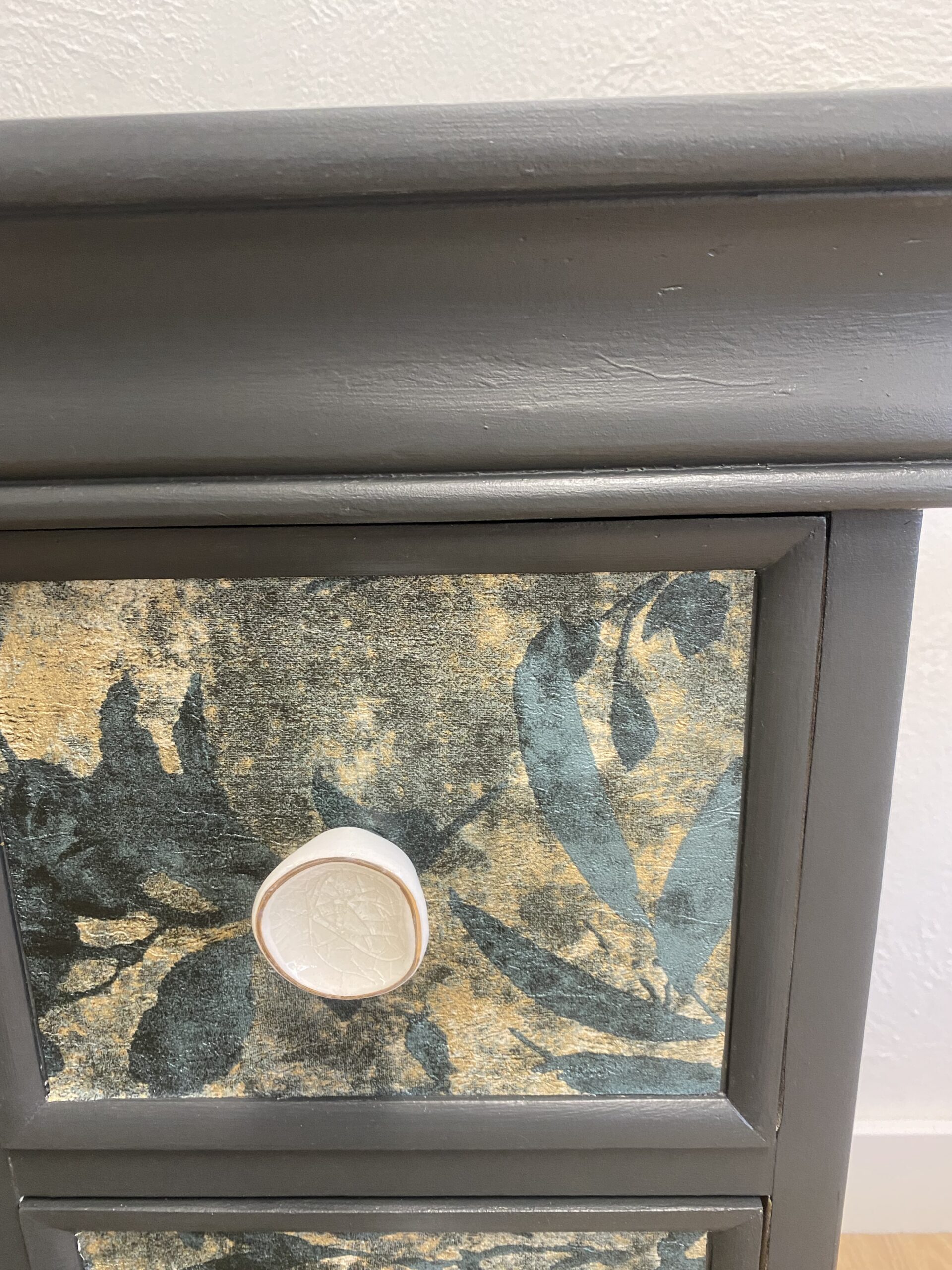 Commode relookée à 9 tiroirs – Vert très foncé et motif végétal en relief – Image 5