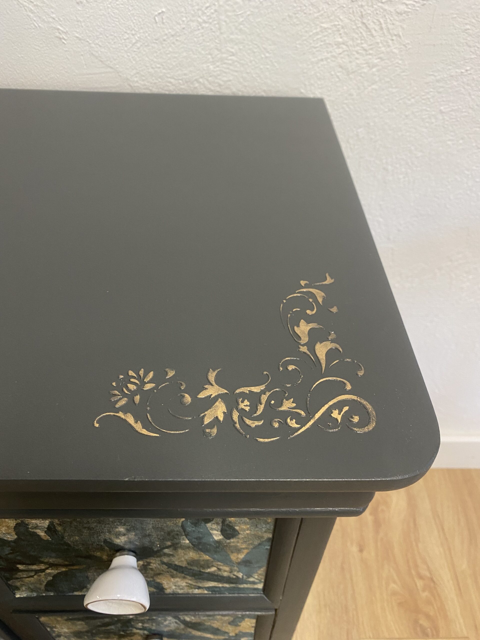 Commode relookée à 9 tiroirs – Vert très foncé et motif végétal en relief – Image 6