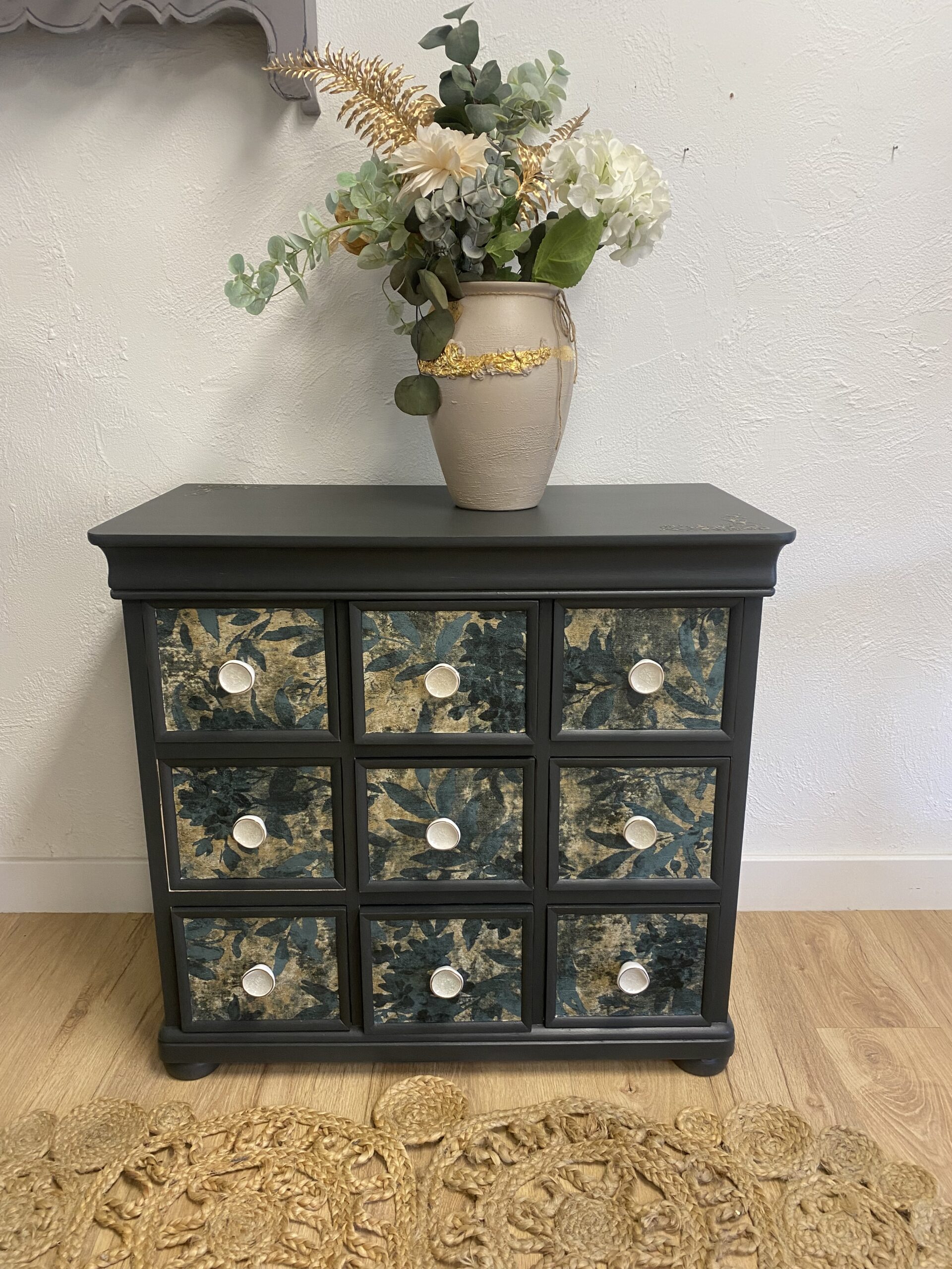 Commode relookée à 9 tiroirs – Vert très foncé et motif végétal en relief – Image 4