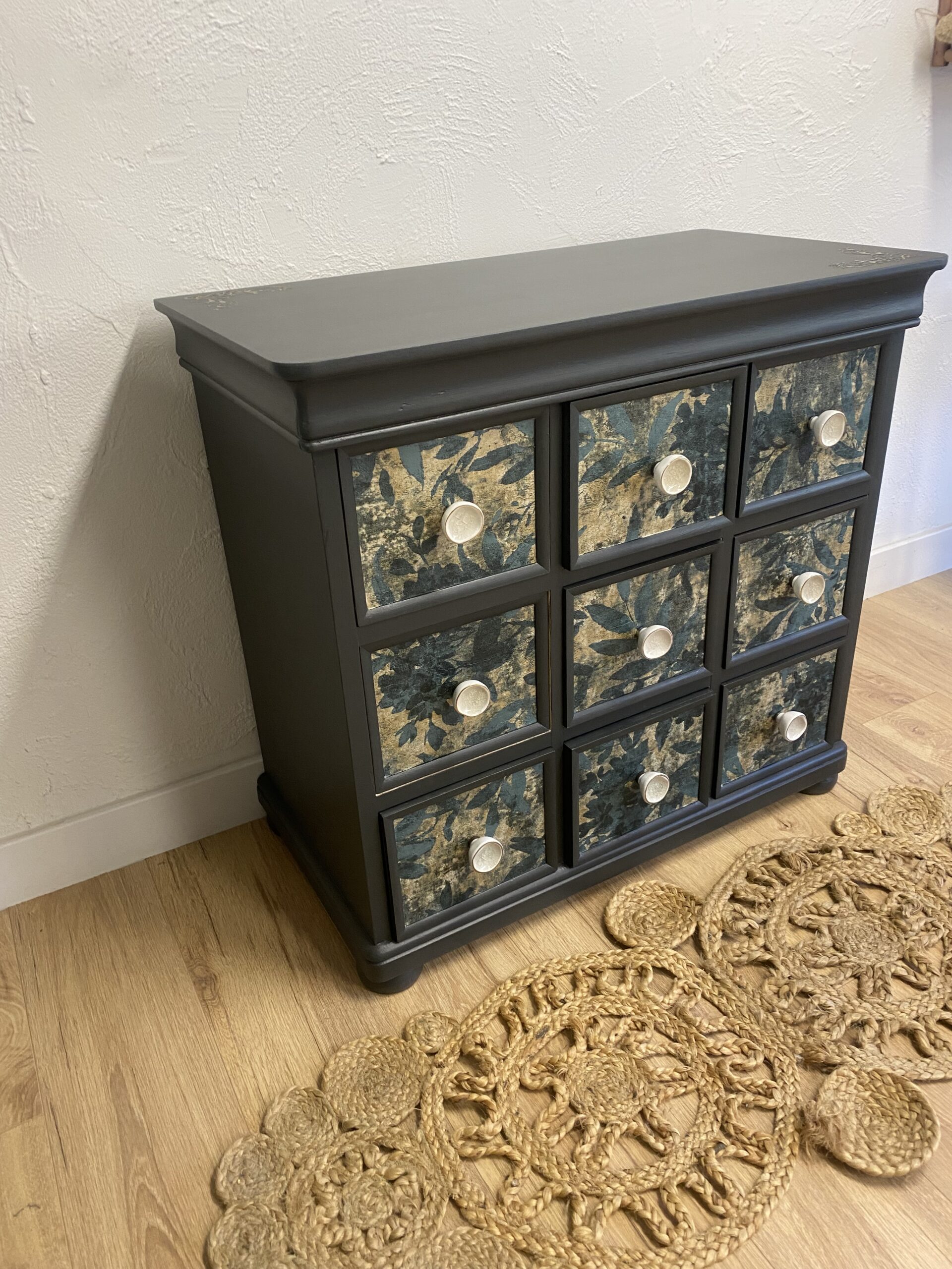 Commode relookée à 9 tiroirs – Vert très foncé et motif végétal en relief – Image 2