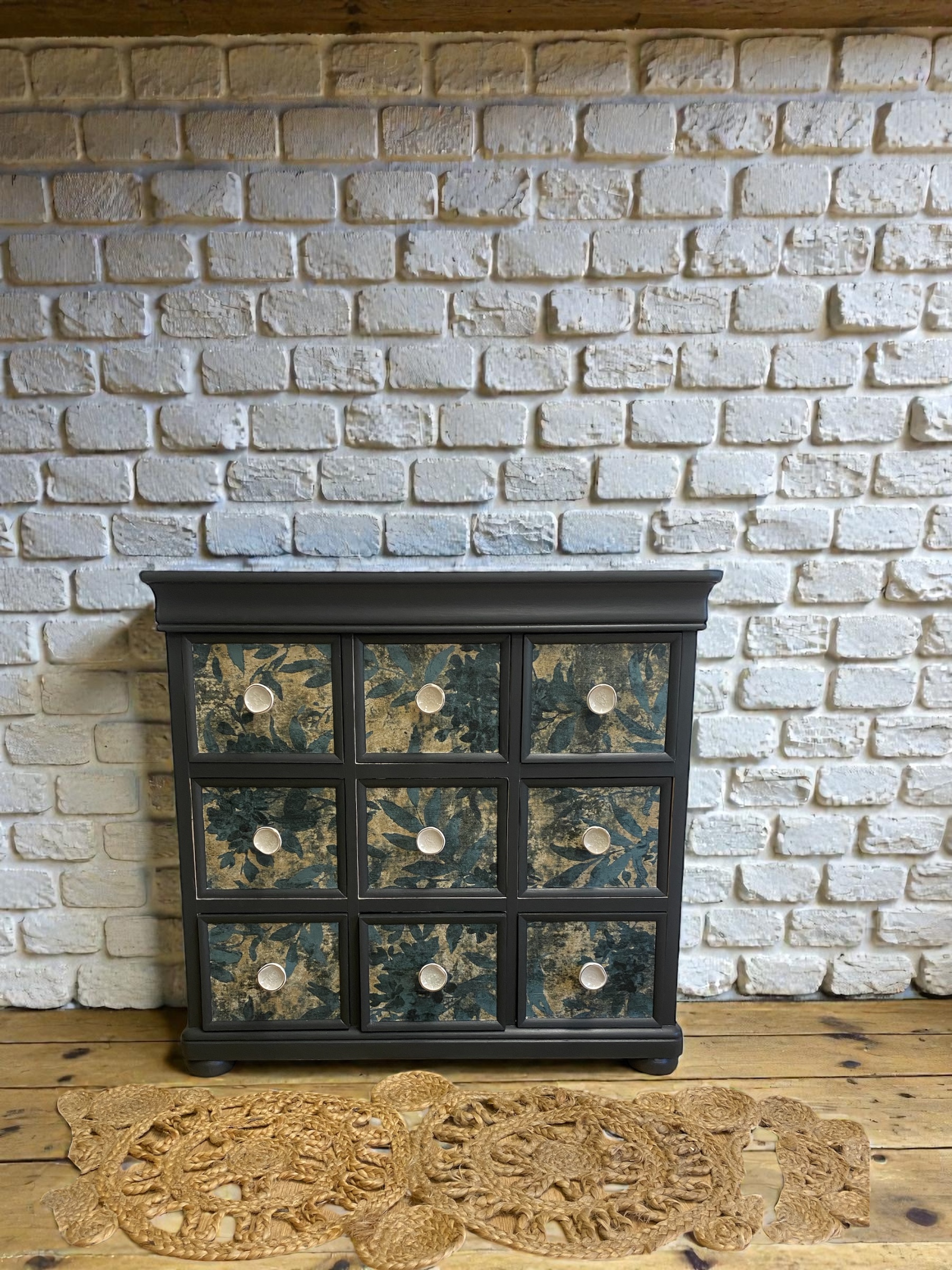 Commode relookée à 9 tiroirs – Vert très foncé et motif végétal en relief