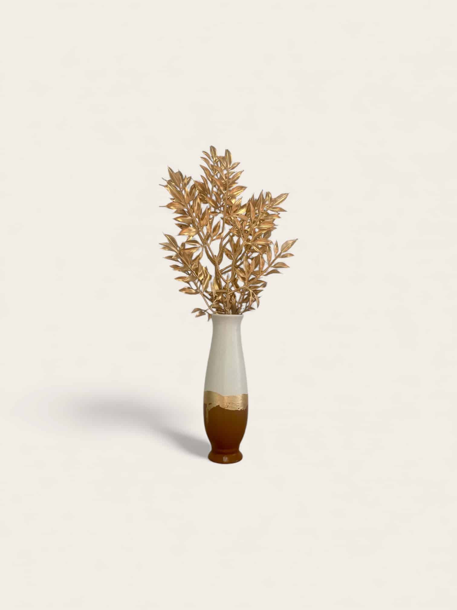 Petit vase décoratif terracotta et blanc avec liseré à la feuille d’or – Image 2