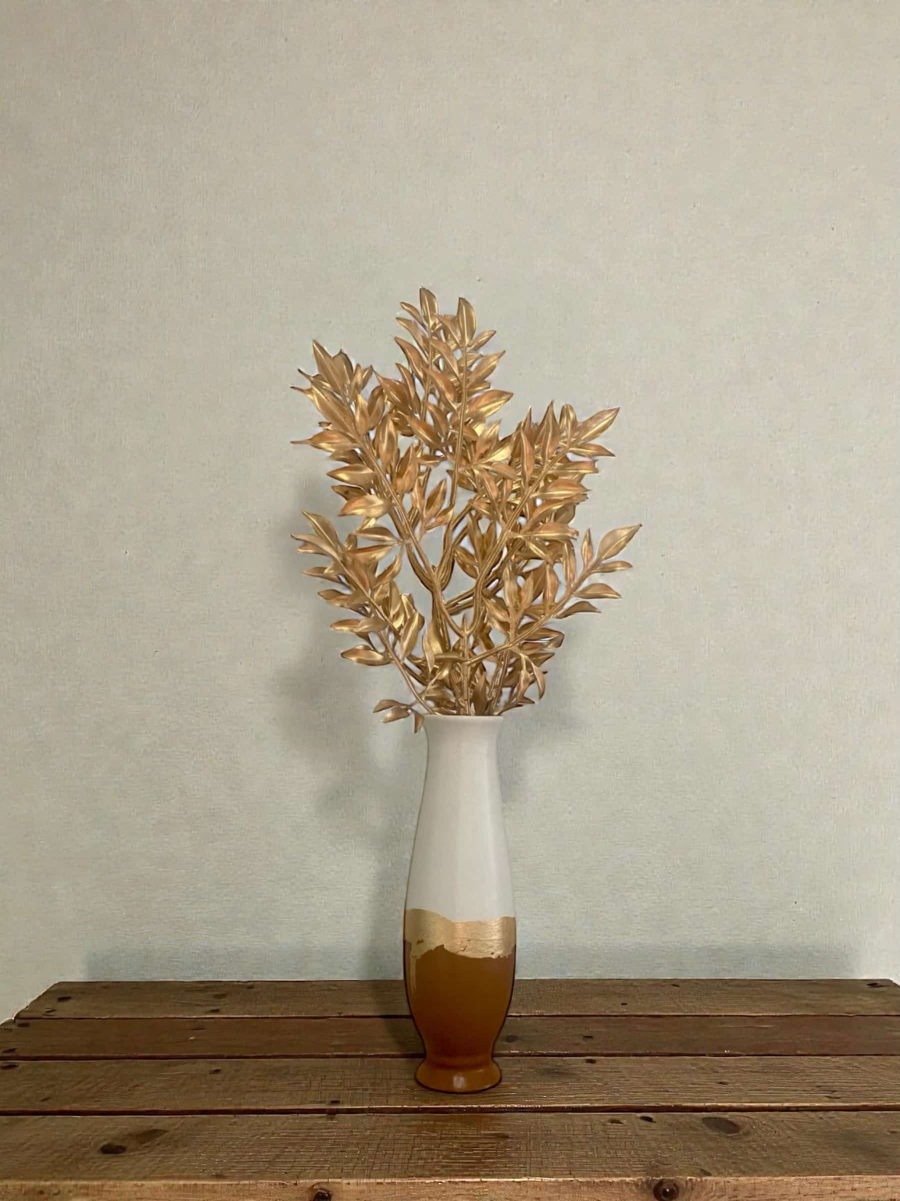 Petit vase décoratif terracotta et blanc avec liseré à la feuille d’or