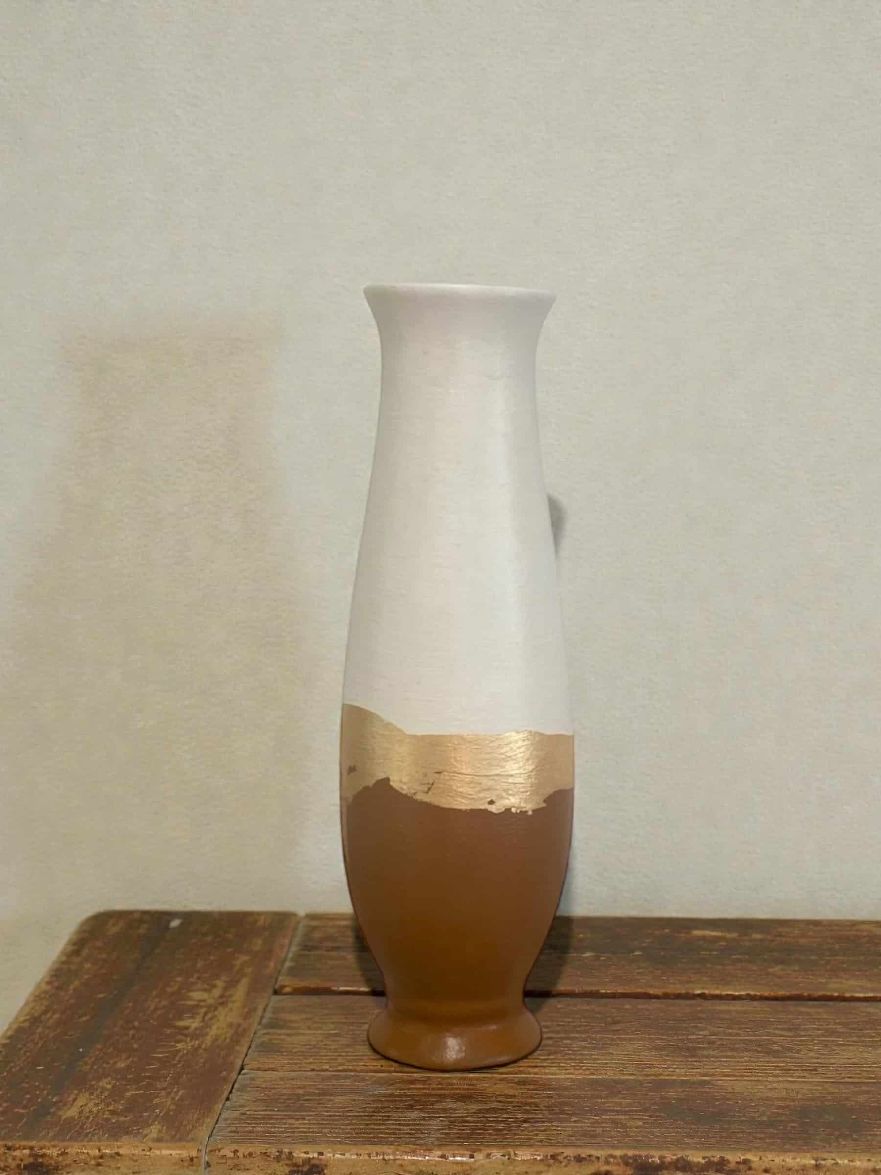 Petit vase décoratif terracotta et blanc avec liseré à la feuille d’or – Image 4