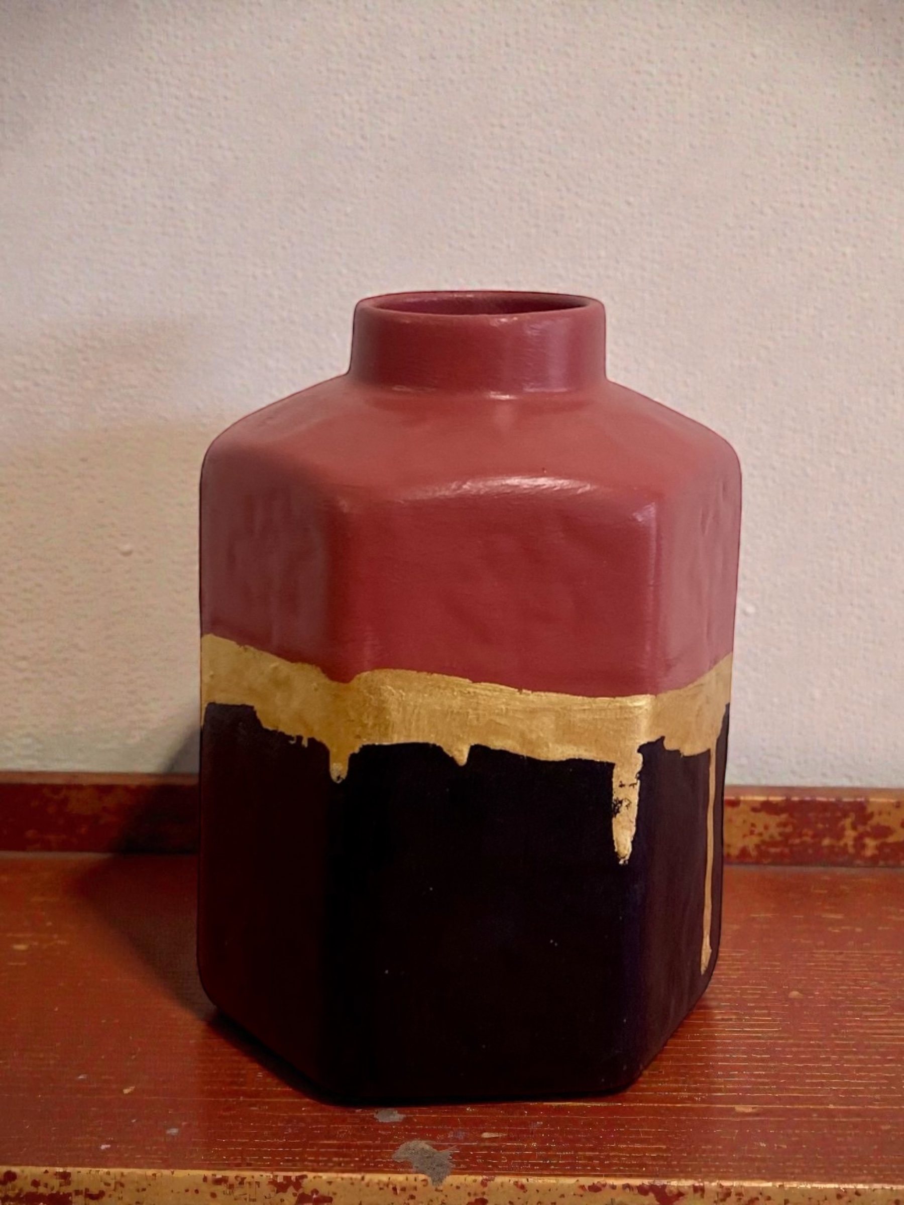 Vase bordeaux et noir