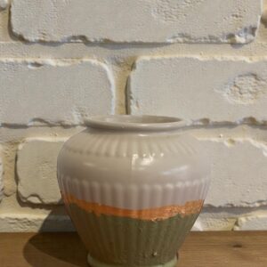Vase texturé beige et vert relooké – Pièce décorative artisanale