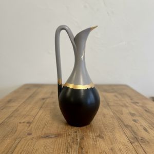 Grand vase pichet relooké noir et gris – Liseré en feuille d’or