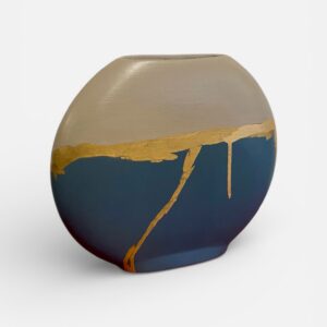 Vase organique beige et bleu profond relooké – Feuille d’or