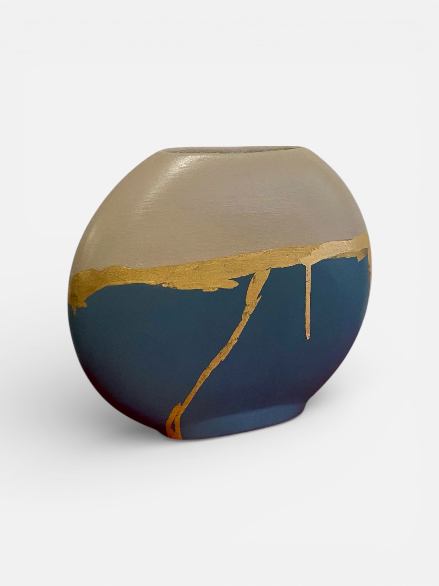 Vase organique beige et bleu profond relooké – Feuille d’or
