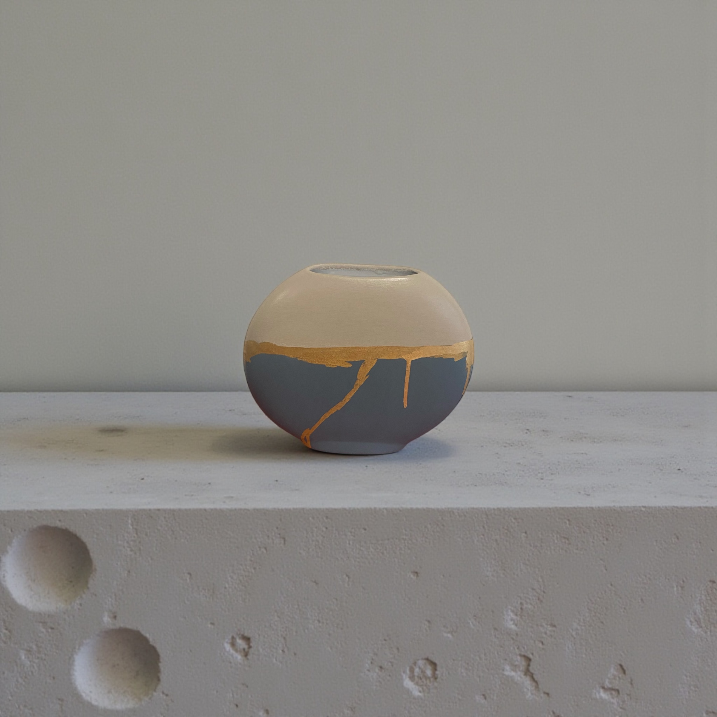 Vase organique beige et bleu profond relooké – Feuille d’or – Image 2