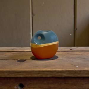 Vase décoratif relooké bleu profond et terracotta – feuille d’or