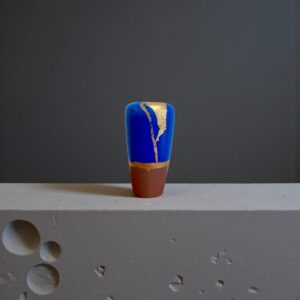 Vase décoratif relooké bleu electrique et marron glacé avec feuille d’or