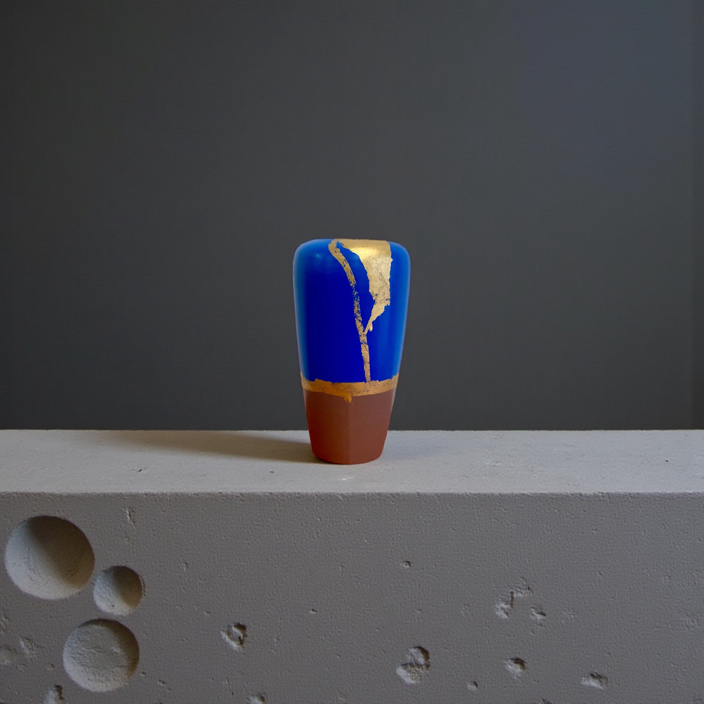 Vase décoratif relooké bleu electrique et marron glacé avec feuille d’or