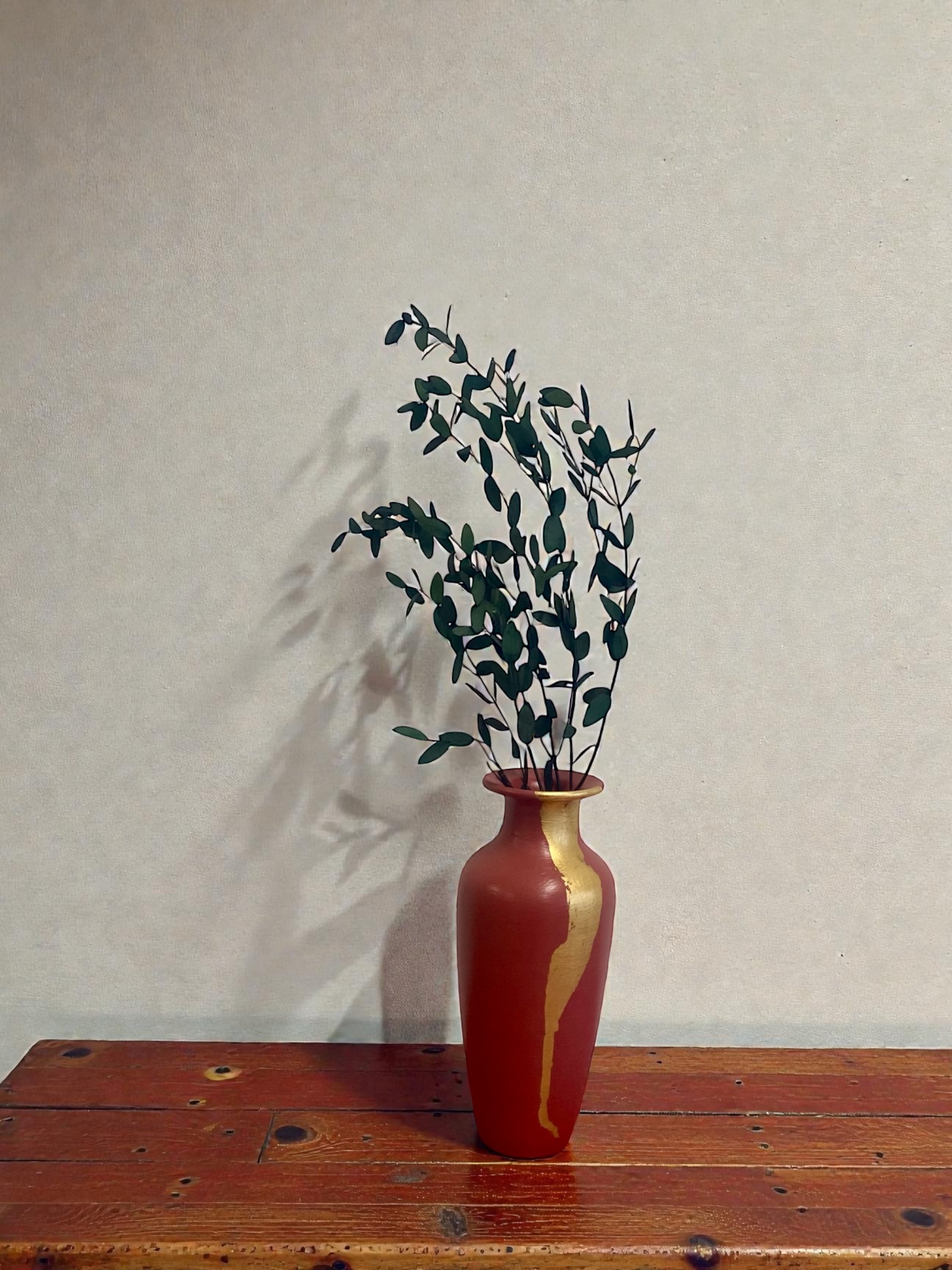 Vase décoratif relooké framboise et feuille d’or – Pièce unique artisanale – Image 3