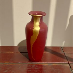 Vase décoratif relooké framboise et feuille d’or – Pièce unique artisanale