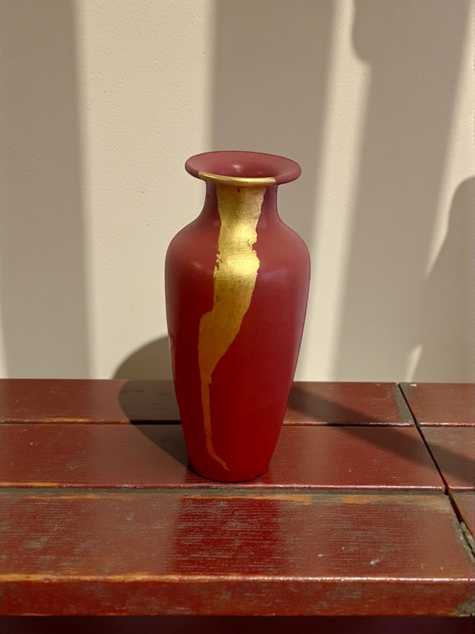Vase décoratif relooké framboise et feuille d’or – Pièce unique artisanale