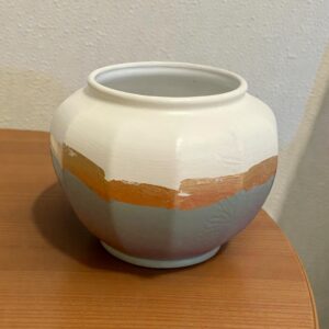 Vase décoratif relooké blanc et vert sauge avec feuille d’or