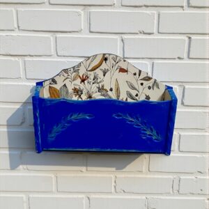 Porte-lettres mural relooké bleu avec décor végétal – pièce artisanale unique
