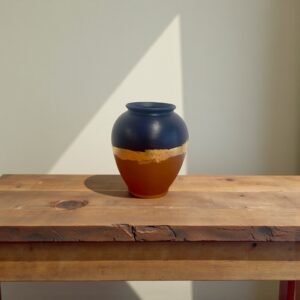 Vase terracotta et bleu marine relooké – Liseré en feuille d’or