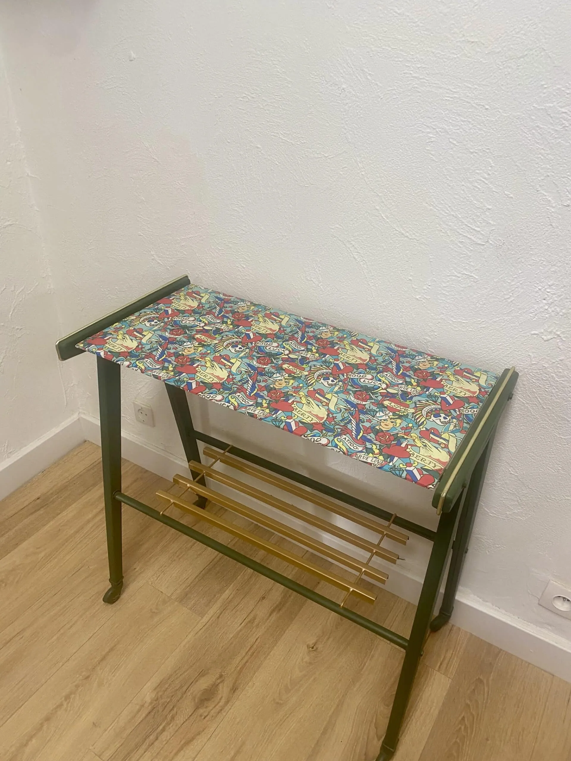 Table de TV vintage, étagère basse dorée, création artisanale Toulouse