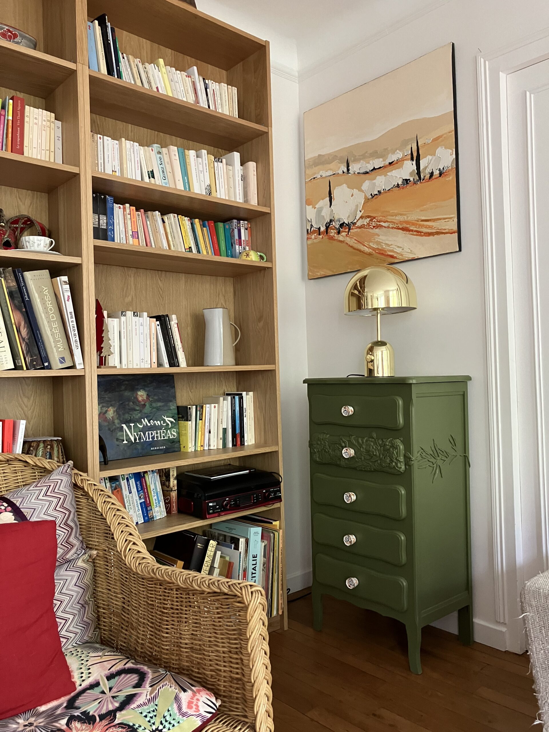Commode après relooking, intégrée dans un salon