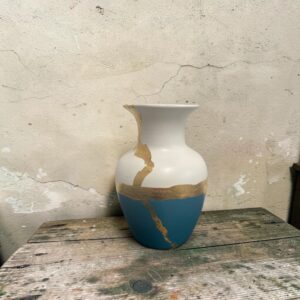 Vase relooké blanc et bleu paon — trait feuille d'or — Pièce unique