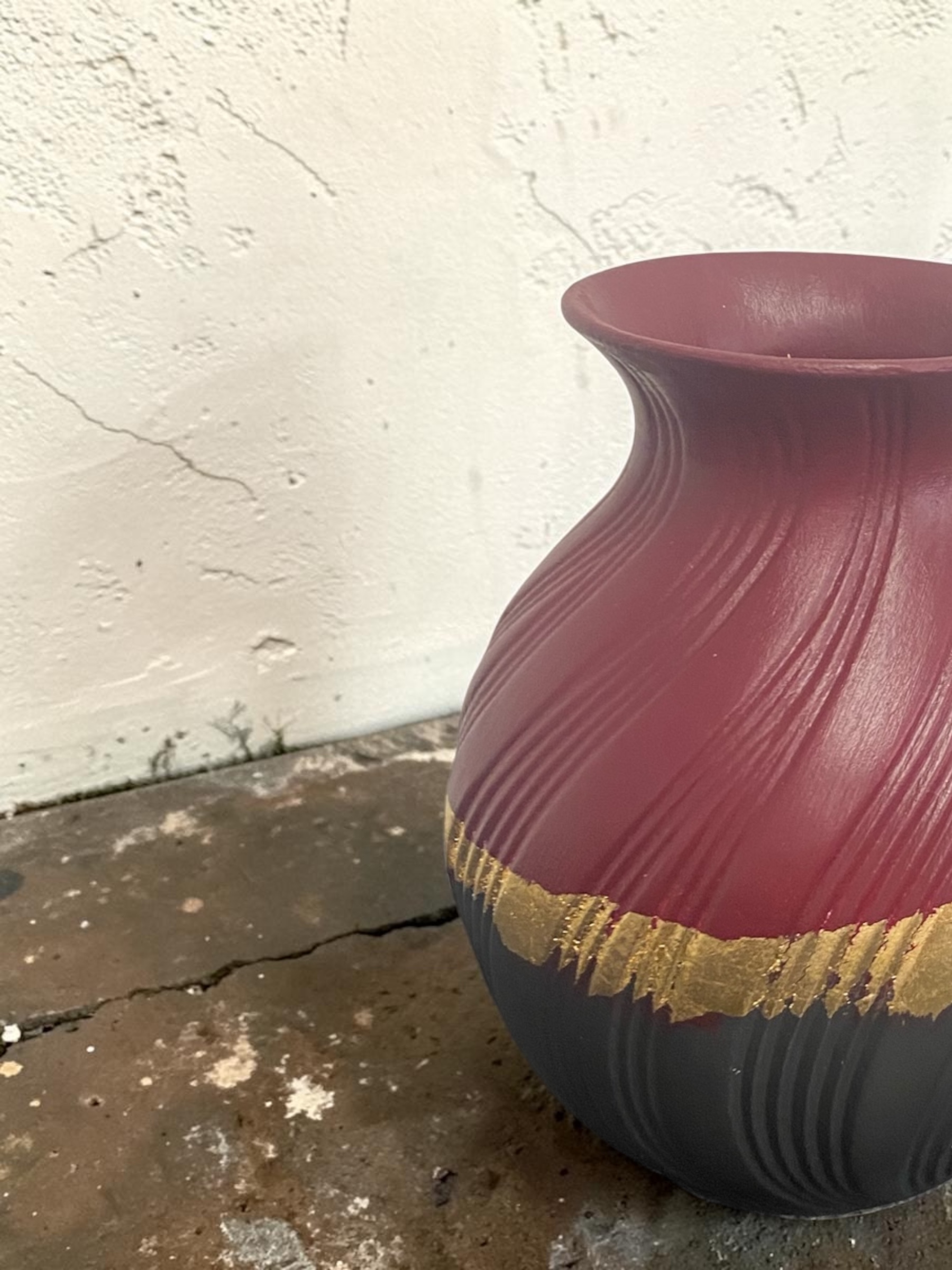 Vase strié relooké raisin et noir — feuille d'or — Pièce unique – Image 2