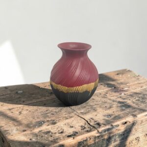 Vase strié relooké raisin et noir — feuille d'or — Pièce unique