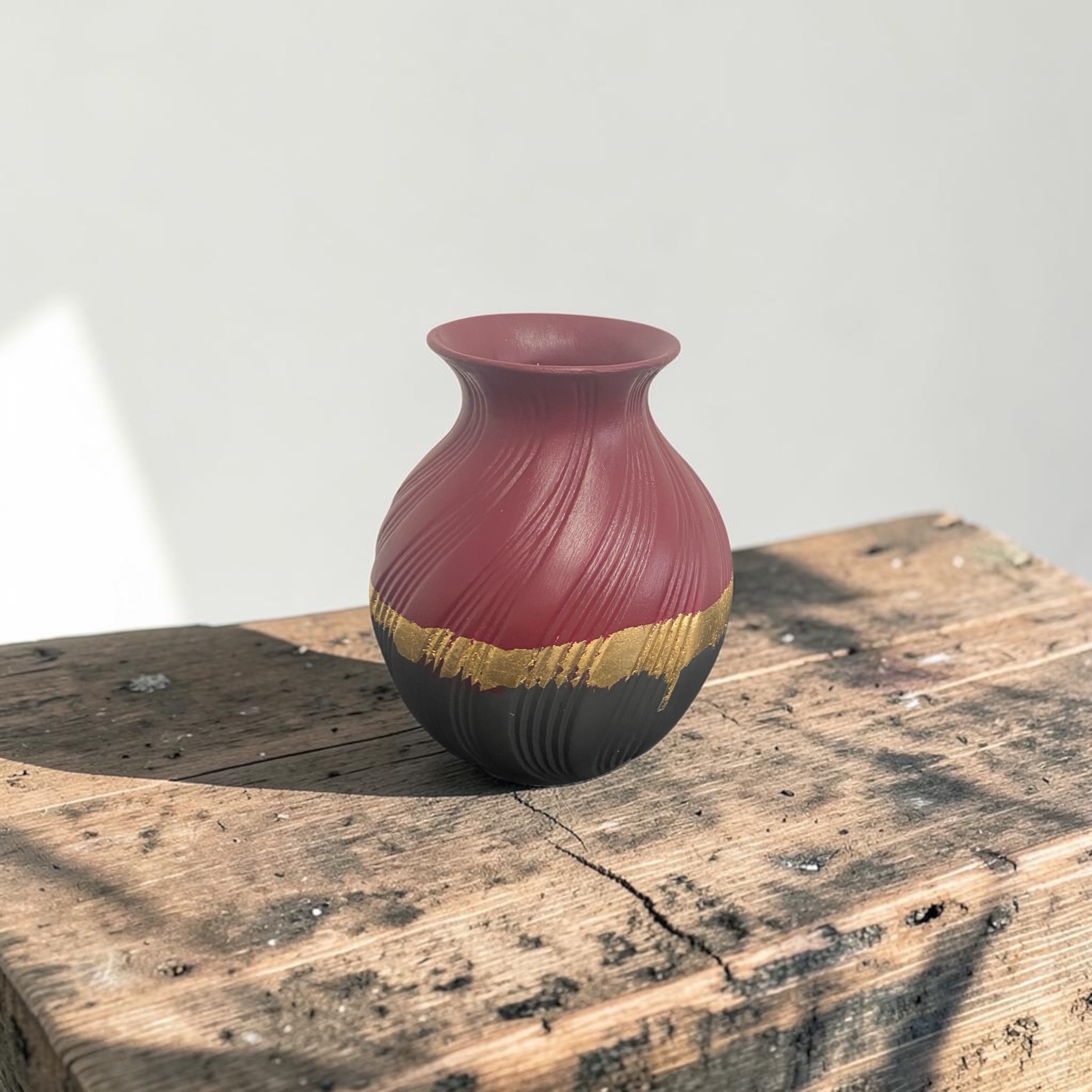Vase strié relooké raisin et noir — feuille d'or — Pièce unique