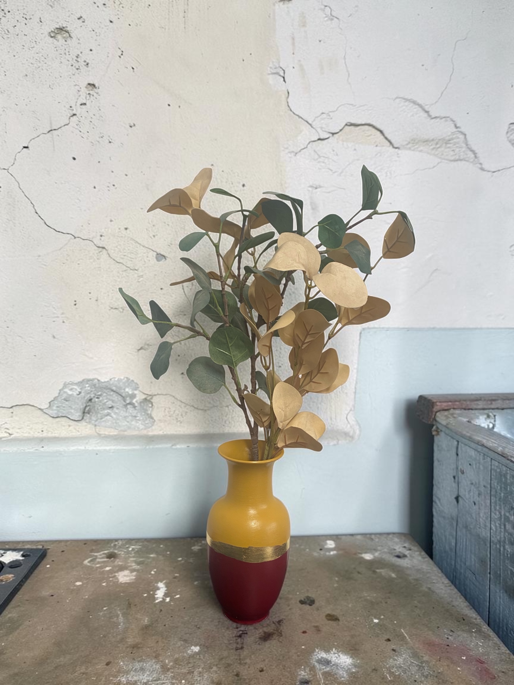 Vase relooké ocre et raisin — feuille d'or — Pièce unique – Image 2