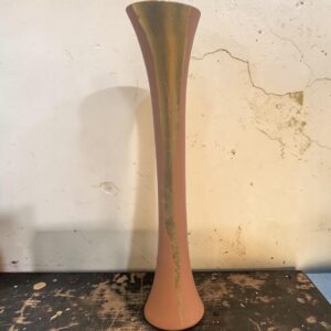 Grand vase trompette relooké terracotta — feuille d'or — Pièce unique