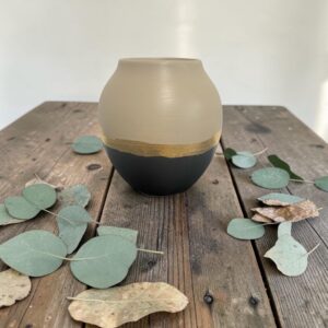 Vase boule relooké sable et noir — feuille d'or — Pièce unique