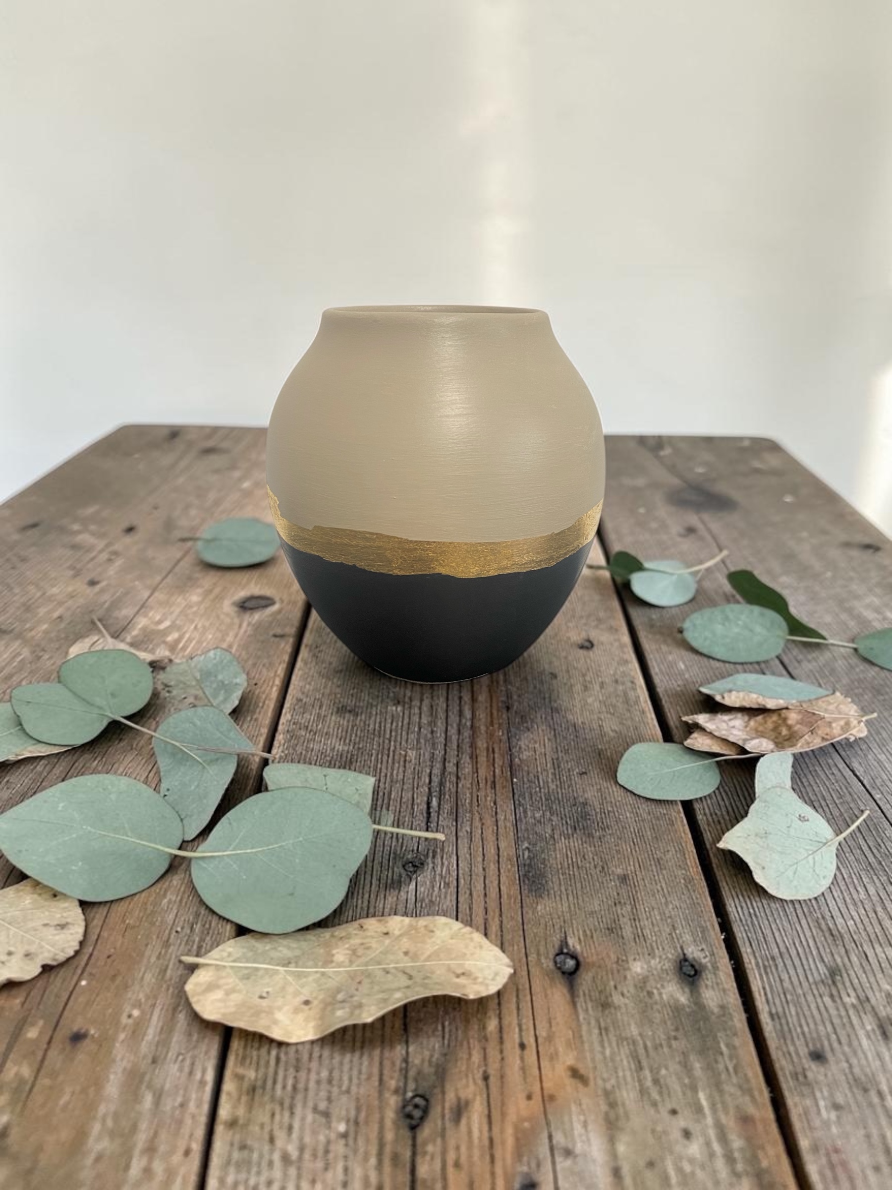 Vase boule relooké sable et noir — feuille d'or — Pièce unique